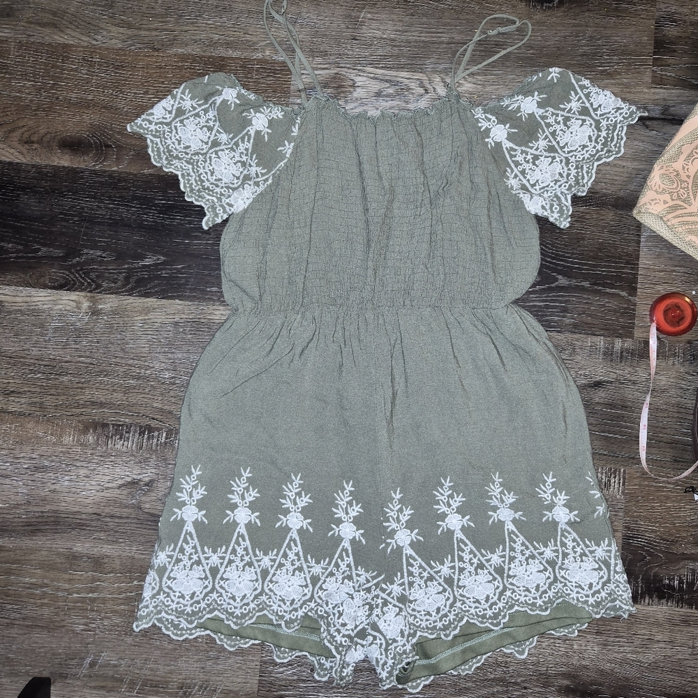 ☀️🩵embroidered shorts romper